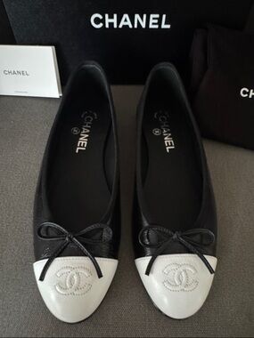 CHANEL Black and White Leather Cap-Toe Ballet Flats